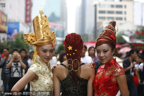 昆明:模特穿旗袍秀“國慶發(fā)型”