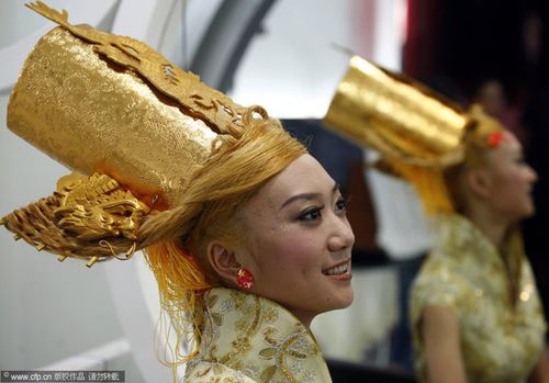 昆明:模特穿旗袍秀“國慶發(fā)型”