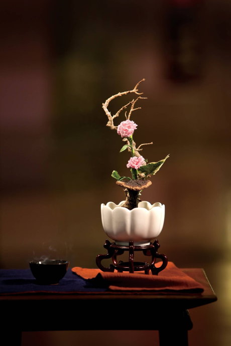 賞心悅目的官窯花器與茶肆插花