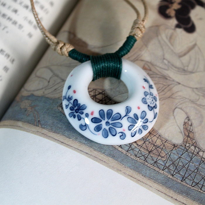 景德鎮(zhèn)高白泥精致青花陶瓷項(xiàng)鏈
