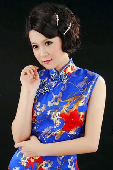 太極美女馬暢穿旗袍秀身材