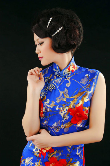 太極美女馬暢穿旗袍秀身材