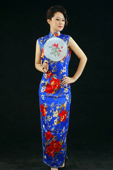 太極美女馬暢穿旗袍秀身材