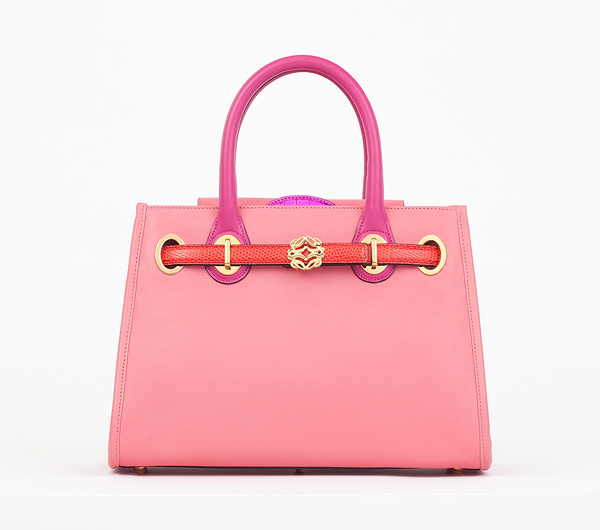 粉色控看過(guò)來(lái)!Loewe 11春夏手袋系列登場(chǎng)