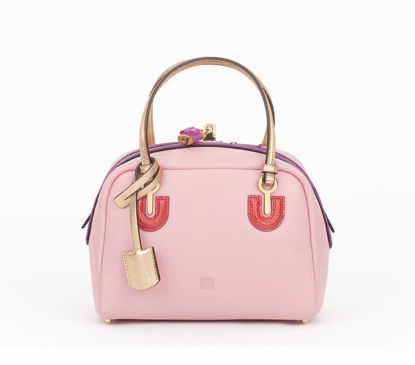 粉色控看過(guò)來(lái)!Loewe 11春夏手袋系列登場(chǎng)