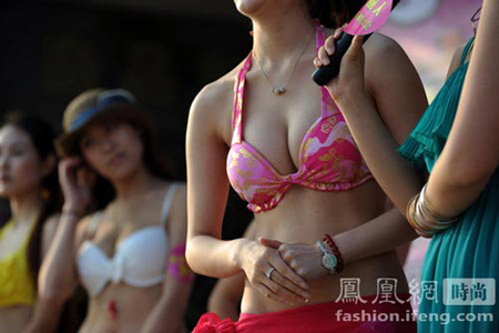 相親會美女穿比基尼競艷 引來網上罵聲一片
