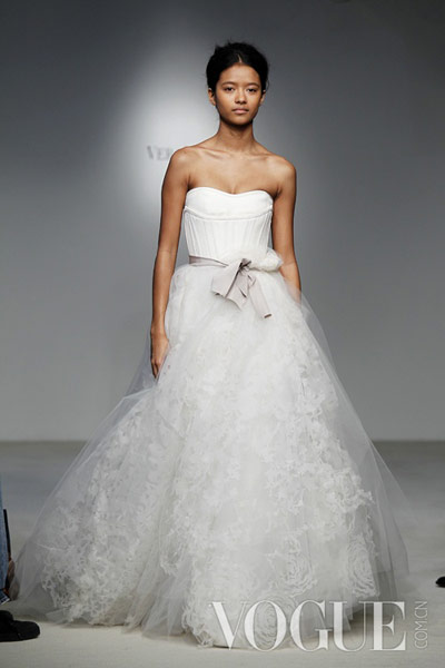 Vera Wang 2012春夏婚紗發(fā)布會(huì):舞者情結(jié)