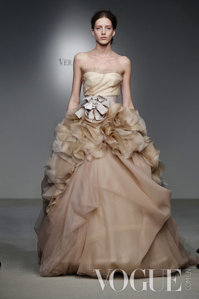 Vera Wang 2012春夏婚紗發(fā)布會(huì):舞者情結(jié)