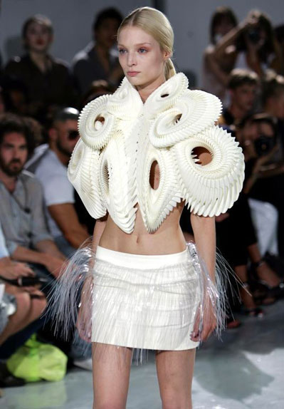 Iris Van Herpen--骷髏透視白骨精
