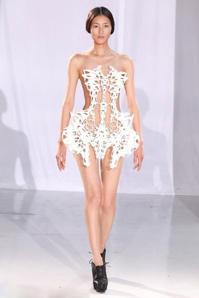 Iris Van Herpen--骷髏透視白骨精