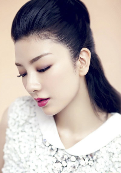 優(yōu)雅女人味 黃奕裸額復(fù)古妝