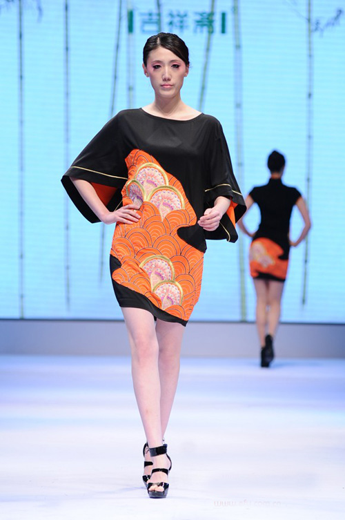 曼妙旗袍東方風(fēng)韻 2012中國(guó)(青島)國(guó)際時(shí)裝周旗袍傾城秀