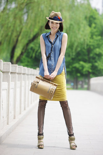 范文芳新戲扮演潑辣未婚妻 水洗牛仔衣演繹夏日風(fēng)情