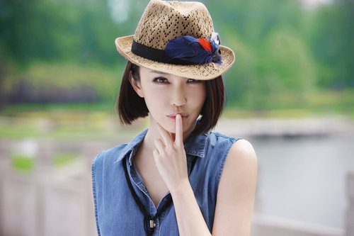范文芳新戲扮演潑辣未婚妻 水洗牛仔衣演繹夏日風(fēng)情