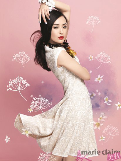 秦嵐30+紅唇花裙展現十足女人味