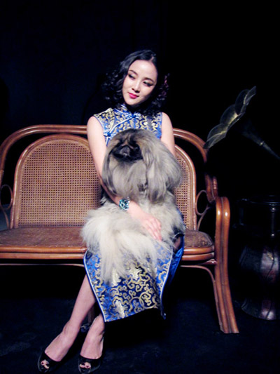 周菲旗袍裝登《名犬》雜志 盡顯民國風情