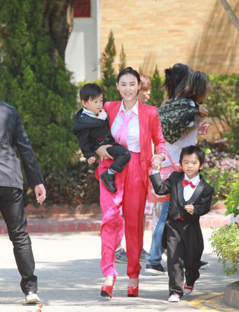 張豪龍結婚心情興奮 張柏芝攜兩子出席
