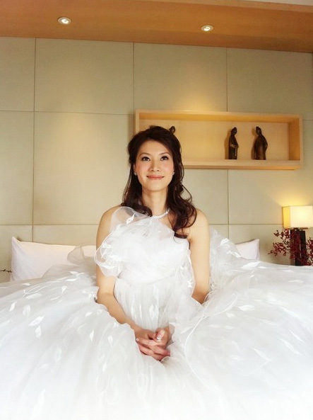 林丹跪吻新娘 正式迎娶謝杏芳