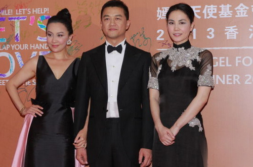 嫣然香港晚宴籌半億善款 王菲復古旗袍裝亮相