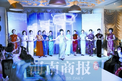 鄭州舉辦名媛選秀 18名媛身穿旗袍走秀