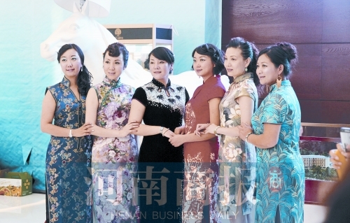 鄭州舉辦名媛選秀 18名媛身穿旗袍走秀