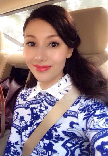 李嘉欣青花瓷旗袍裝亮相 中國風裝扮展優雅