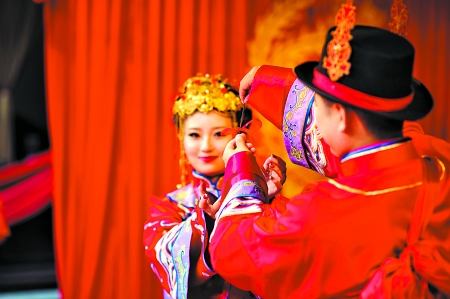 鳳冠霞帔花轎鳴鑼 80后新娘DIY玩轉(zhuǎn)中國風(fēng)婚禮