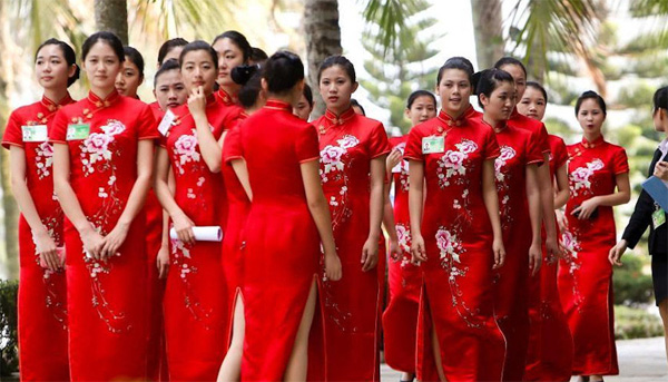 博鰲論壇禮儀小姐身著大紅旗袍亮相