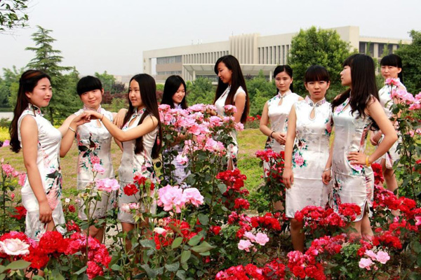 西安財經學院婉約旗袍畢業照 紀念美好校園時光