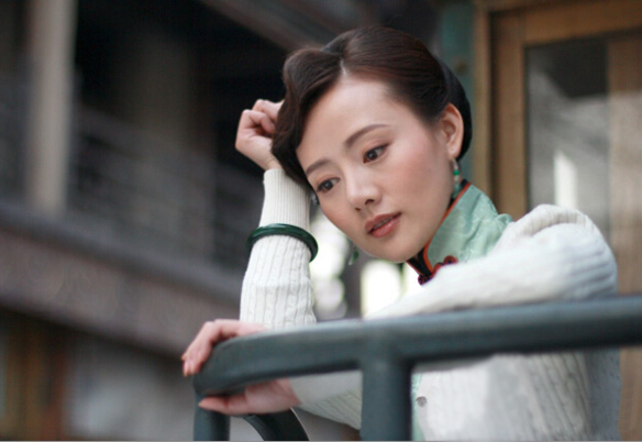 王靖云《參工傳奇》旗袍裝 盡顯優(yōu)雅風(fēng)韻