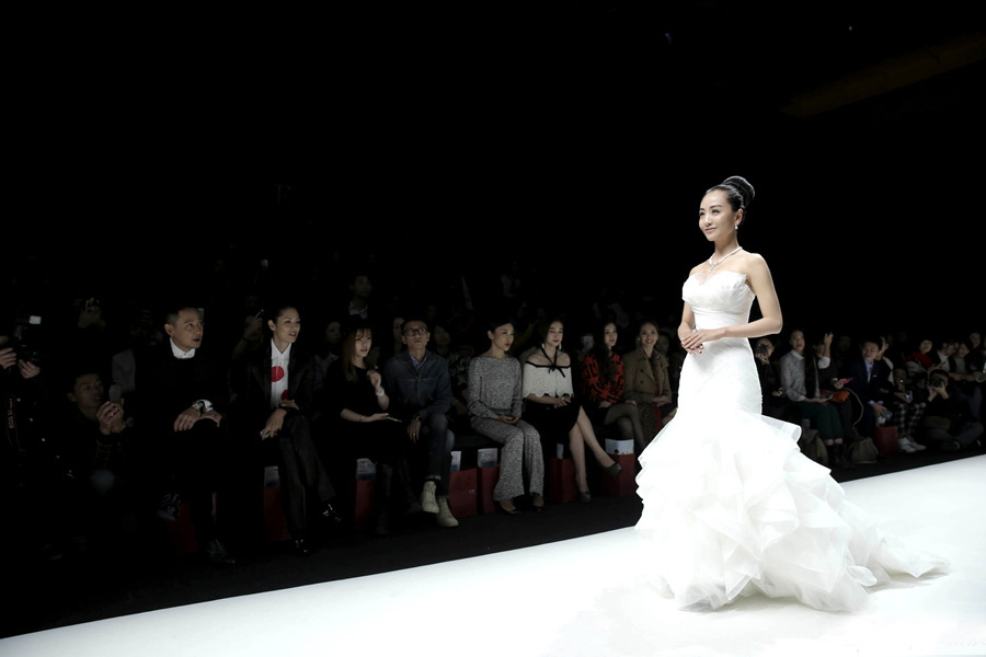 楊蓉時(shí)尚T臺(tái)秀 熒屏恨嫁女披婚紗