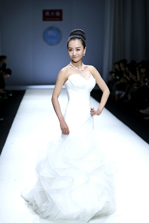 楊蓉時(shí)尚T臺(tái)秀 熒屏恨嫁女披婚紗
