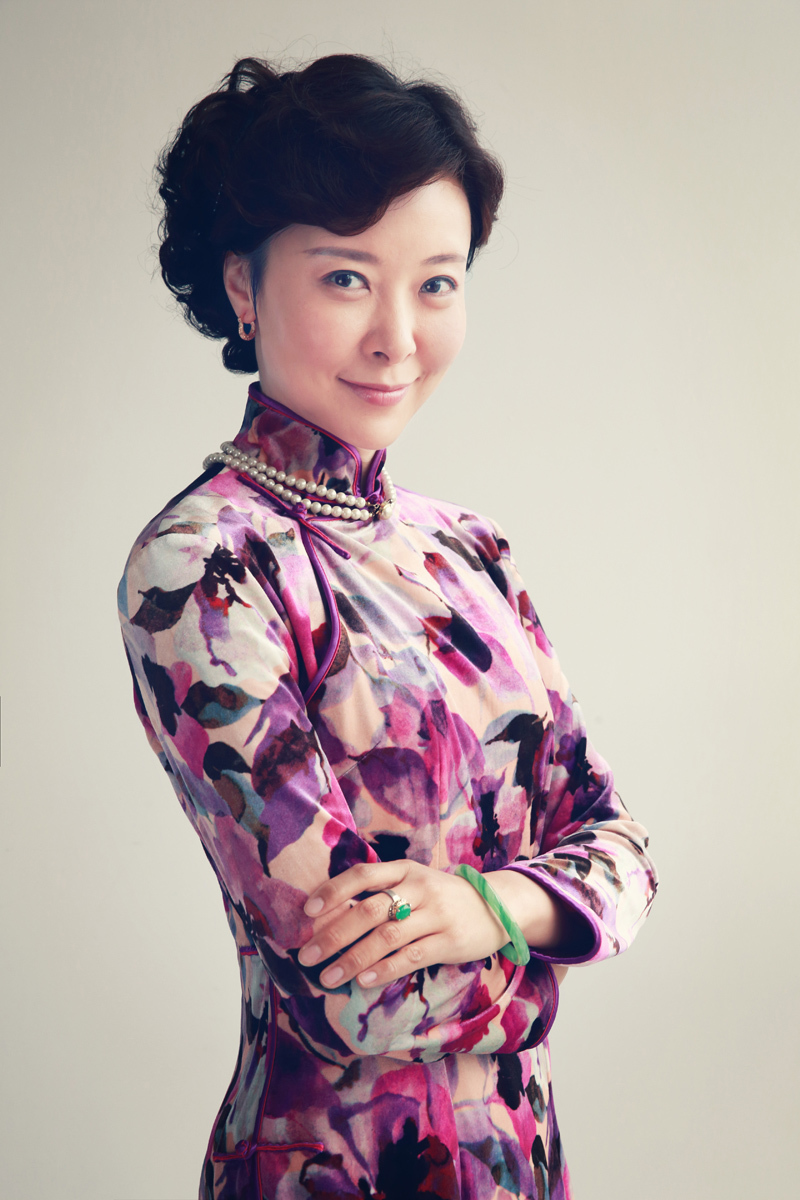 柯藍(lán)旗袍寫(xiě)真爆光 俏皮可人妝容百變