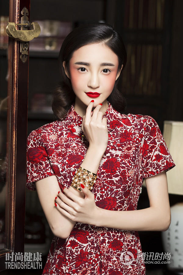 劉雨欣穿旗袍變身瓷娃娃 紅唇粗眉演繹復(fù)古浪漫