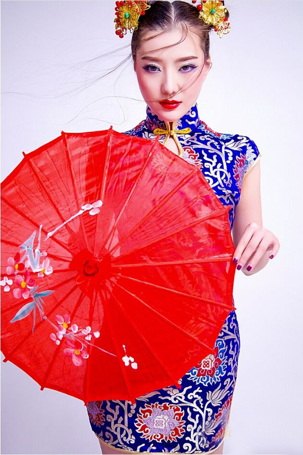 小“吳莫愁”大秀旗袍誘惑
