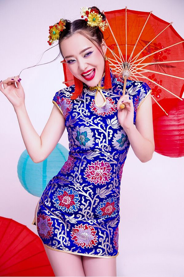 小“吳莫愁”大秀旗袍誘惑