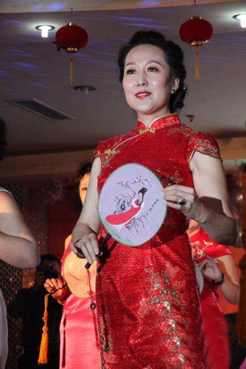 甘肅蘭州大媽版“十三衩”走秀展旗袍古典風味