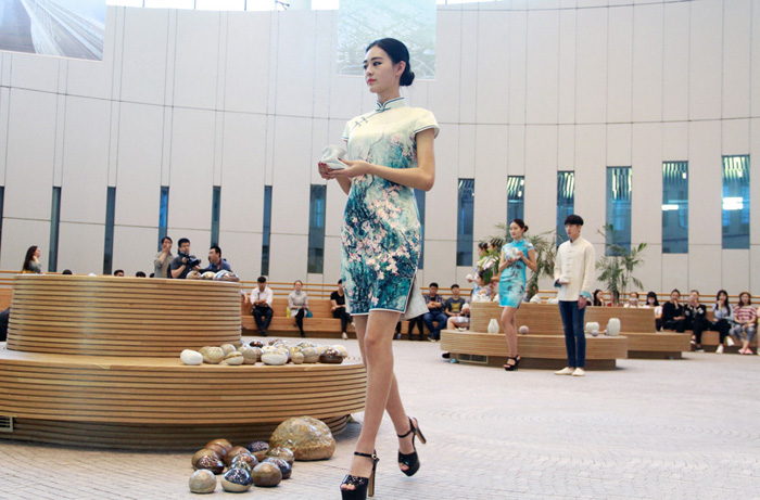 旗袍模特助力奧運陶瓷展 詮釋中國傳統美