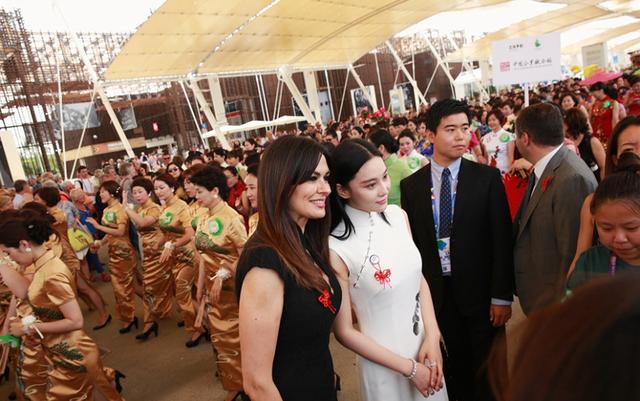 張馨予純白旗袍現身米蘭 展靈秀雅致東方韻味