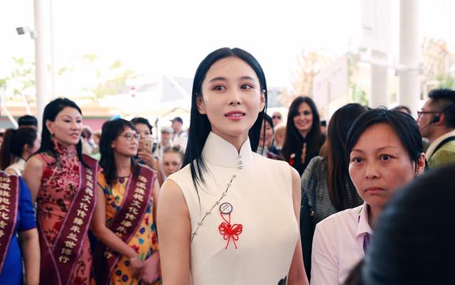 張馨予純白旗袍現身米蘭 展靈秀雅致東方韻味