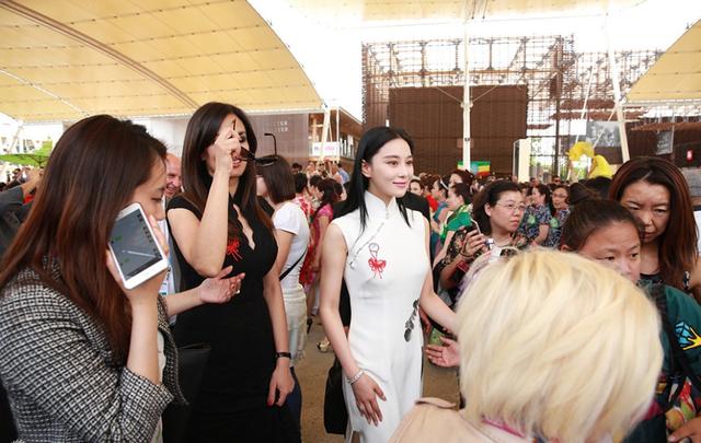 張馨予純白旗袍現身米蘭 展靈秀雅致東方韻味