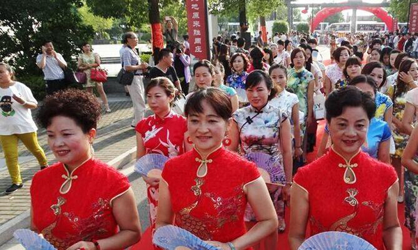 揚州千名女子“旗袍秀”獻禮建城2500年