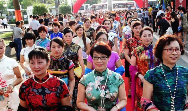 揚州千名女子“旗袍秀”獻禮建城2500年