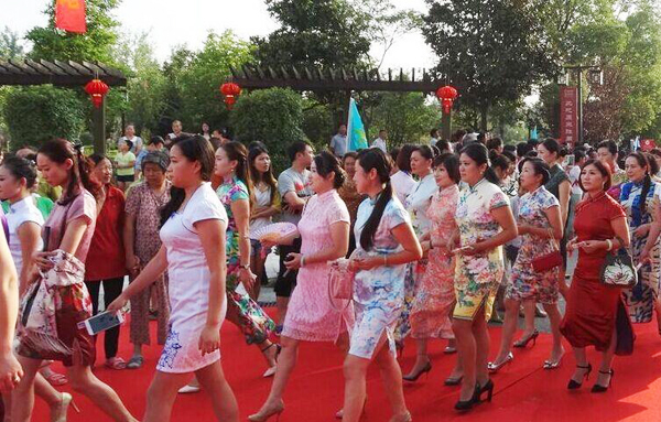 揚州千名女子“旗袍秀”獻禮建城2500年