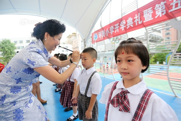 廣東小學女教師開學日穿旗袍拜孔子像