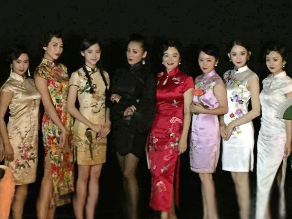 林青霞攜眾女神錄制《偶像來了》 刺繡旗袍韻味十足