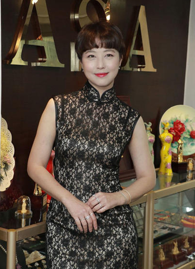 48歲周海媚穿旗袍秀少女身材 鏤空黑色旗袍顯優雅