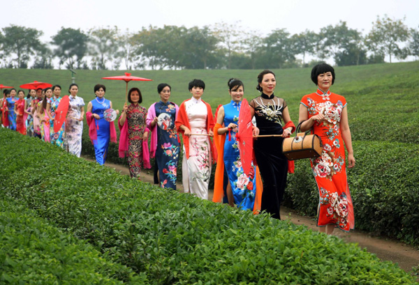 浙江20余名女干部著旗袍走秀宣傳古村旅游