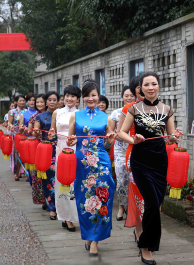 浙江20余名女干部著旗袍走秀宣傳古村旅游