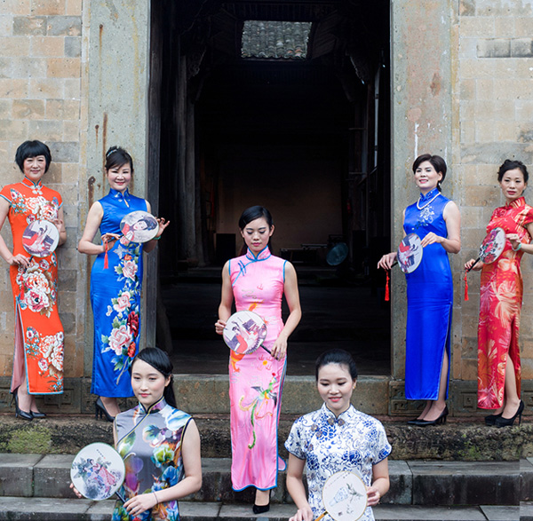 浙江20余名女干部著旗袍走秀宣傳古村旅游